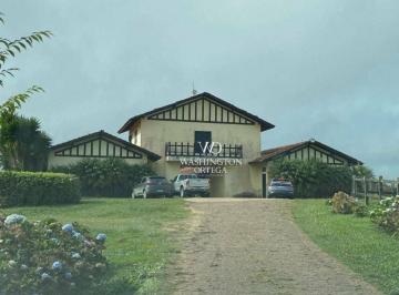 Vista externa das cocheiras · Espetacular Haras com 106,48 ha.