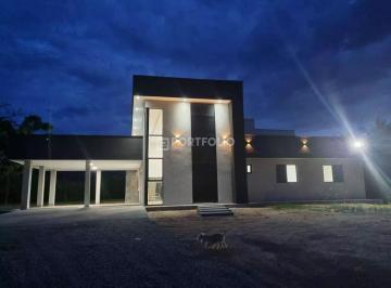 Casa de 4 quartos, Hidrolândia · Lindo sobrado no Condomínio Águas da Serra, Hidrolândia. 