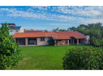 Casa · 160m² · 3 Quartos · 2 Vagas · AMPLA CASA DE 3 DORMITÓRIOS, PERTO DO MAR NO BAIRRO RONDINHA EM ARROIO DO SAL COM ALTO POTENCIAL DE 