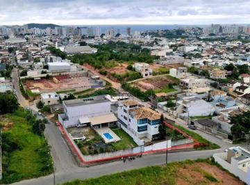 Uma casa com 03 pavimentos com elevador  , 488,10m2 de área construída; · Uma casa com 03 pavimentos com elevador , 488,10m2 de área construída;