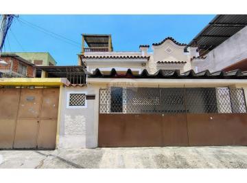 Apartamento · 200m² · 2 Quartos · 2 Vagas · Oportunidade: Triplex com Terraço e Garagem em Nilópolis