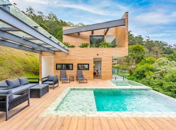 Casa · 1700m² · 4 Quartos · 2 Vagas · Casa com 4 quartos em Itaipava, Petrópolis.