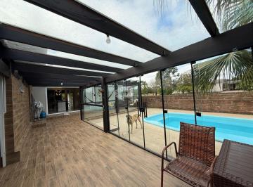 699495_i9G358_699495684c7c89d9c77.jpg · Casa semimobiliada, 03 dormitórios e piscina