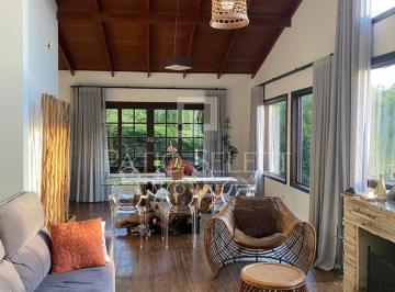 Casa · 231m² · 3 Quartos · 2 Vagas · Casa com 231.98 m², 3 quartos sendo 1 suíte à vend