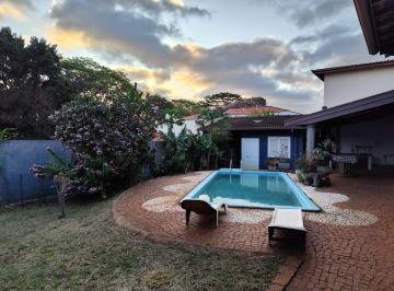 Amplo jardim com piscina e área coberta · Casa com Piscina e Amplo Jardim na Cidade Universitária - Campinas/SP