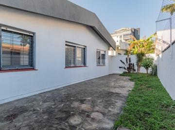 Casa · 255m² · 3 Quartos · 4 Vagas · Casa com 3 quartos, 4 vagas e pátio no Bairro Jardim Lindóia.