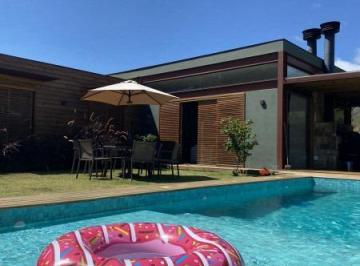 Casa de 4 quartos, Campos do Jordão · Casa moderna e decorada com piscina aquecida- Campos do Jordão