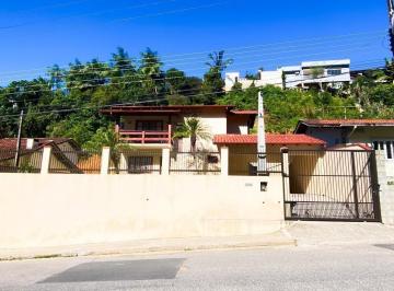 Casa · 210m² · 3 Quartos · 4 Vagas · Casa à venda no bairro Primeiro de Maio - Brusque/SC