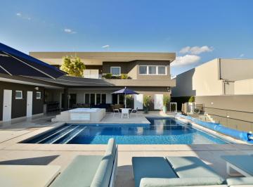 Casa de 4 quartos, Brasília · Venda com porteira fechada, terraço com vista para o lago.