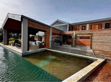 Casa · 318m² · 4 Quartos · 6 Vagas · Luxo e Natureza: Casa de Sonho em Joanópolis Pé na água