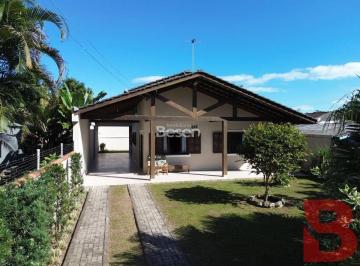 Casa · 3 Quartos · Casa Ampla a 650m do Mar na Barra do Saí. Conforto, Espaço e Lazer!