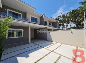 Casa · 161m² · 3 Quartos · 2 Vagas · SOBRADO NA BARRA DO SAÍ A APENAS 280,00M DO MAR, 03 QUARTOS (01 SUÍTE), COM ÁREA TOTAL DE 161,00M2