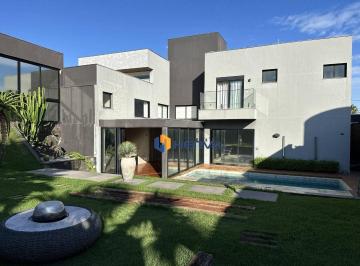 3ba88a4711f1383ebbe18c83a263c780d4d54d56 · Sobrado com 5 suítes à venda, 315 m² por R$ 4.490.000 - Chácaras Aeroporto - Maringá/PR