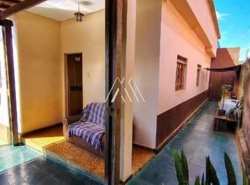 Casa · 230m² · 2 Quartos · Vendo casa em Itatiaiuçu excelente localização.