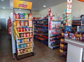 Comercial · 200m² · Salão comercial no bairro Campos do Jordão em Cedral/SP.