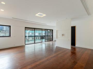11900-20250613081750_zap.jpg · Apartamento com varandão e vista para a copa das árvores no Leblon.