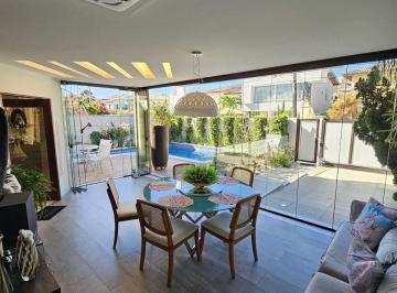 Casa · 292m² · 4 Quartos · 2 Vagas · Vendo Linda casa semi-mobiliada em Villas com 320m2, nascente, reformada, 4/4, 3 suítes, 01 térrea,
