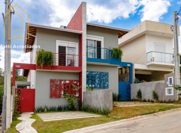 Casa · 136m² · 3 Quartos · 2 Vagas · Casa com 03 dormitórios, em condomínio com quintal.