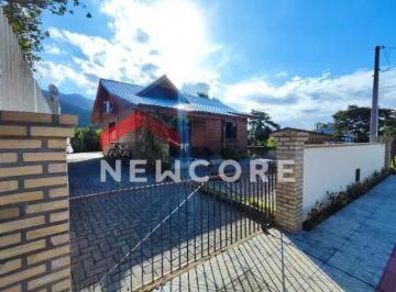 Casa · 60m² · 2 Quartos · 2 Vagas · Casa de condomínio em  Rua Velho Leão do Mar - Praia de Fora - Palhoça/SC