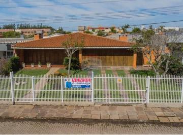 Casa · 234m² · 5 Quartos · 3 Vagas · Clássica, sólida e com alma: uma joia rara no coração de Atlântida.
