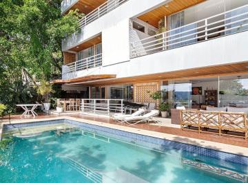 Casa · 580m² · 6 Quartos · 4 Vagas · Conheça essa residência exclusiva à venda no prestigiado Condomínio Península, na Praia da Enseada,