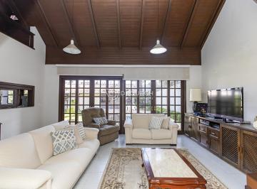 Casa · 330m² · 4 Quartos · 4 Vagas ·  Casa com piscina e amplo quintal.