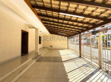 Casa · 200m² · 6 Quartos · 3 Vagas · Casa Sobrado 7 Quartos, 5 Suítes, Varanda, 3 Vagas Cobertas à Venda na QE 26 - Guará II