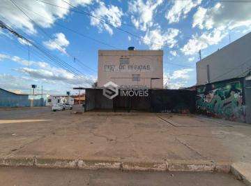 Comercial · 180m² · Prédio com loja e apartamentos.