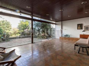 Casa · 209m² · 5 Quartos · 2 Vagas · Sobrado á Venda em Moema com 209m², 5 quartos sendo 1 suíte, 2 vagas.