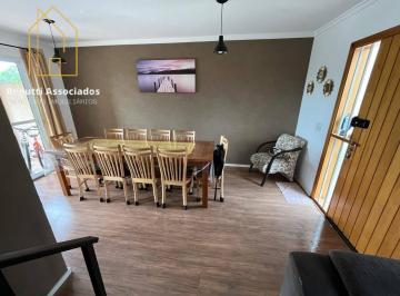 Casa · 90m² · 3 Quartos · 2 Vagas · Sobrado, linda cozinha planejada, muito espaço de quintal, rua sem saida.