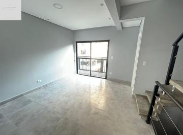 Foto 01 · Imperdível casa em condomínio para locação em Santos-SP, no Marapé, com 2 quartos, 2 suítes, 1 sala,