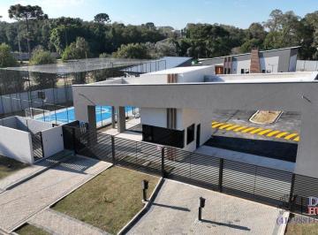 Casa · 203m² · 3 Quartos · 2 Vagas · Casa em Condomínio de 203m² no bairro Santa Felicidade, com 3 suítes, 5 banheiros e 2 vagas de garag