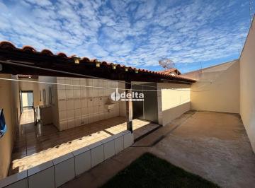 Casa · 147m² · 3 Quartos · 2 Vagas · Casa residencial disponível para venda no bairro Alto Umuarama em Uberlândia-MG.