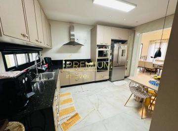 Casa · 351m² · 4 Quartos · 6 Vagas · Casa a venda com uma sala de tv no condomínio Reserva da Serra