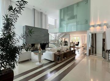 Casa · 476m² · 4 Quartos · 4 Vagas · Casa luxuosa, localizada no Campo Comprido, com ár