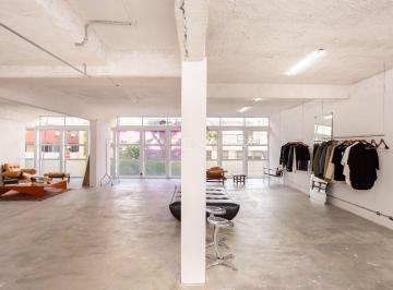 be4781d6fb9c376aaa2e249b164c780bea8b201a · Sala comercial ampla, versátil e moderna