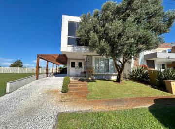 Foto 01 · Casa de luxo em condomínio à venda em Capão da Canoa-RS, com 4 quartos, 4 suítes e 210m² de área. Co
