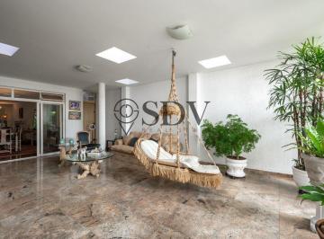 Casa · 240m² · 5 Quartos · 5 Vagas · Excelente casa em praça tranquila nos Jardins
