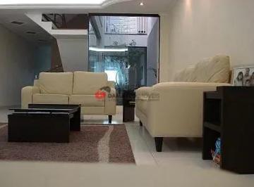 Casa · 440m² · 3 Quartos · 4 Vagas · Sobrado em São José