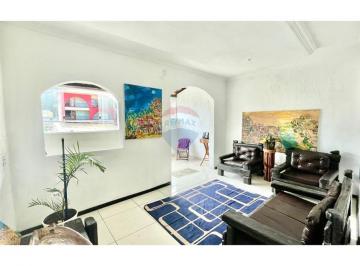 Casa · 790m² · 13 Quartos · 1 Vaga · Casa Espaçosa com 790 metros quadrados à Venda em Salvador