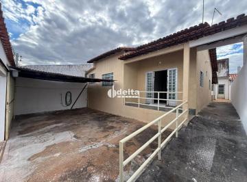 Casa · 250m² · 3 Quartos · 2 Vagas · Casa residencial disponível para venda no bairro Laranjeiras em Uberlândia-MG.