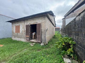 Casa de 2 quartos, Itanhaém · Casa com 2 quartos, possui escritura proximo aos comércios em Itanhaém