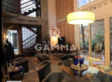Casa · 300m² · 4 Quartos · Arquitetura Autoral e Versatilidade no Coração da Vila Madalena