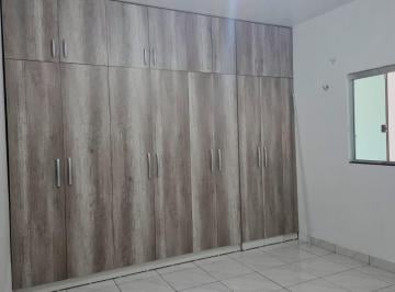 SUÍTE MASTER - guarda roupa embutido  · Casa espaçosa para morar