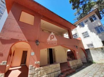 Casa · 401m² · 5 Quartos · 4 Vagas · Excelente casa com amplo quintal e vaga de garagem em rua nobre de Laranjeiras