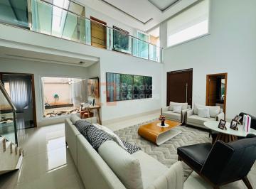 Casa · 347m² · 4 Quartos · 2 Vagas · Sobrado moderno com 4 quartos e terraço no Condomínio do Lago