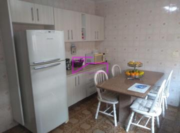 Casa · 130m² · 3 Quartos · 2 Vagas · Sobrado frontal de esquina