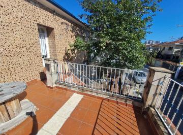 Casa · 90m² · 3 Quartos · 1 Vaga · Sobrado com 3 quartos, sala, cozinha, 2 banheiros, área de serviço e vaga de garagem.