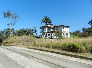 3ad452a01d6a5ff7baea33233e7e868d00b3f254 · Casa em construção localizada em dois terrenos totalmente planos