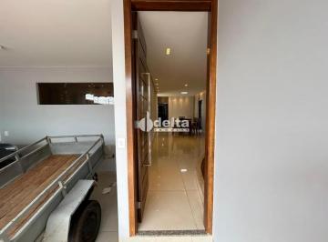 Casa · 400m² · 4 Quartos · 2 Vagas · Casa residencial com 4 quartos sendo 2 suítes disponível para locação no bairro Brasil em Uberlândia